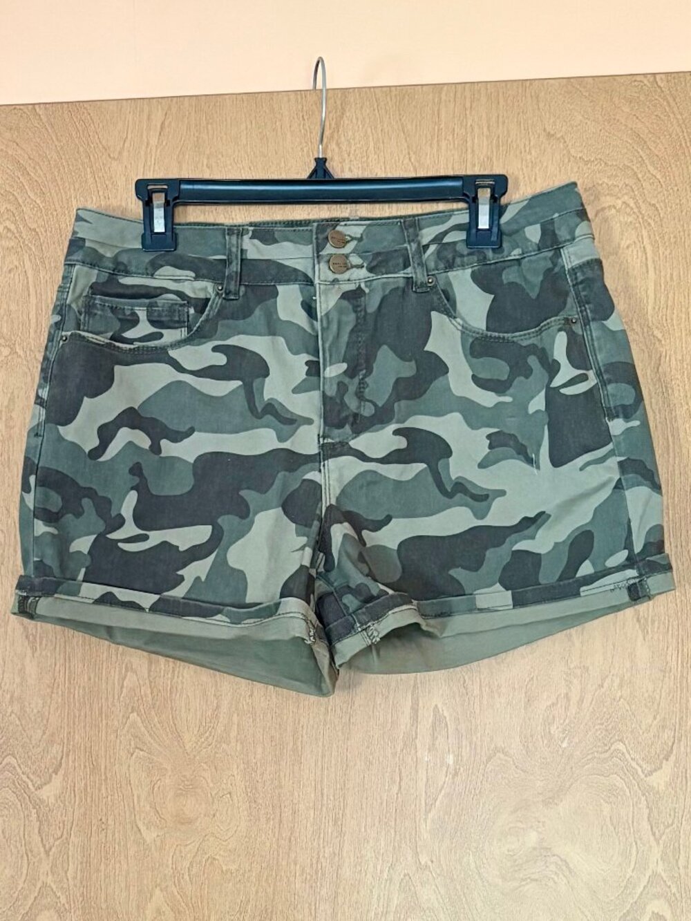 NWOT stretchy camo shorts